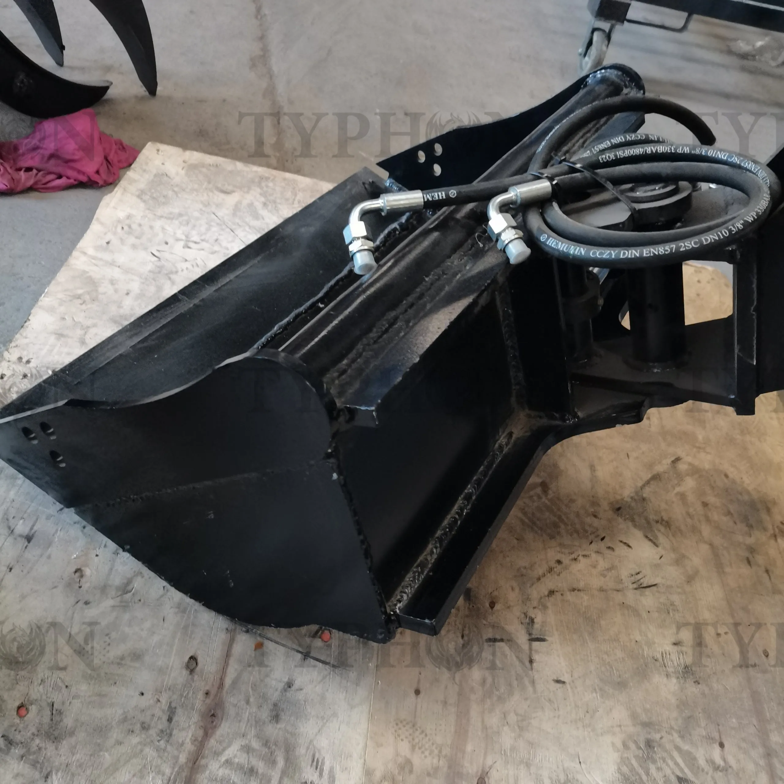 2.5 Ton Excavator Attachment Hydraulic Tilt Bucket 800mm Tilting Bucket 31 inch TERROR X2 PRO