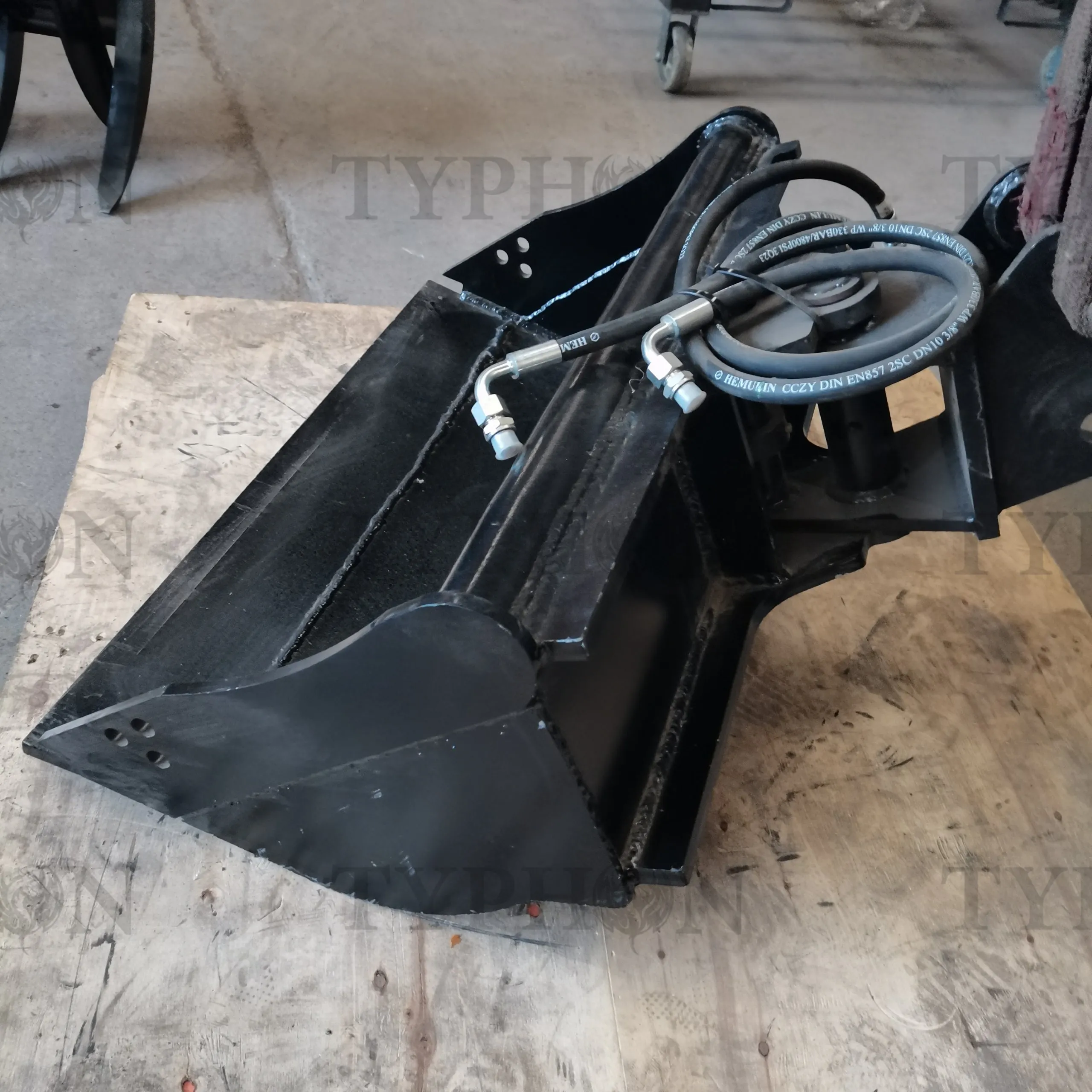 2.5 Ton Excavator Attachment Hydraulic Tilt Bucket 800mm Tilting Bucket 31 inch TERROR X2 PRO