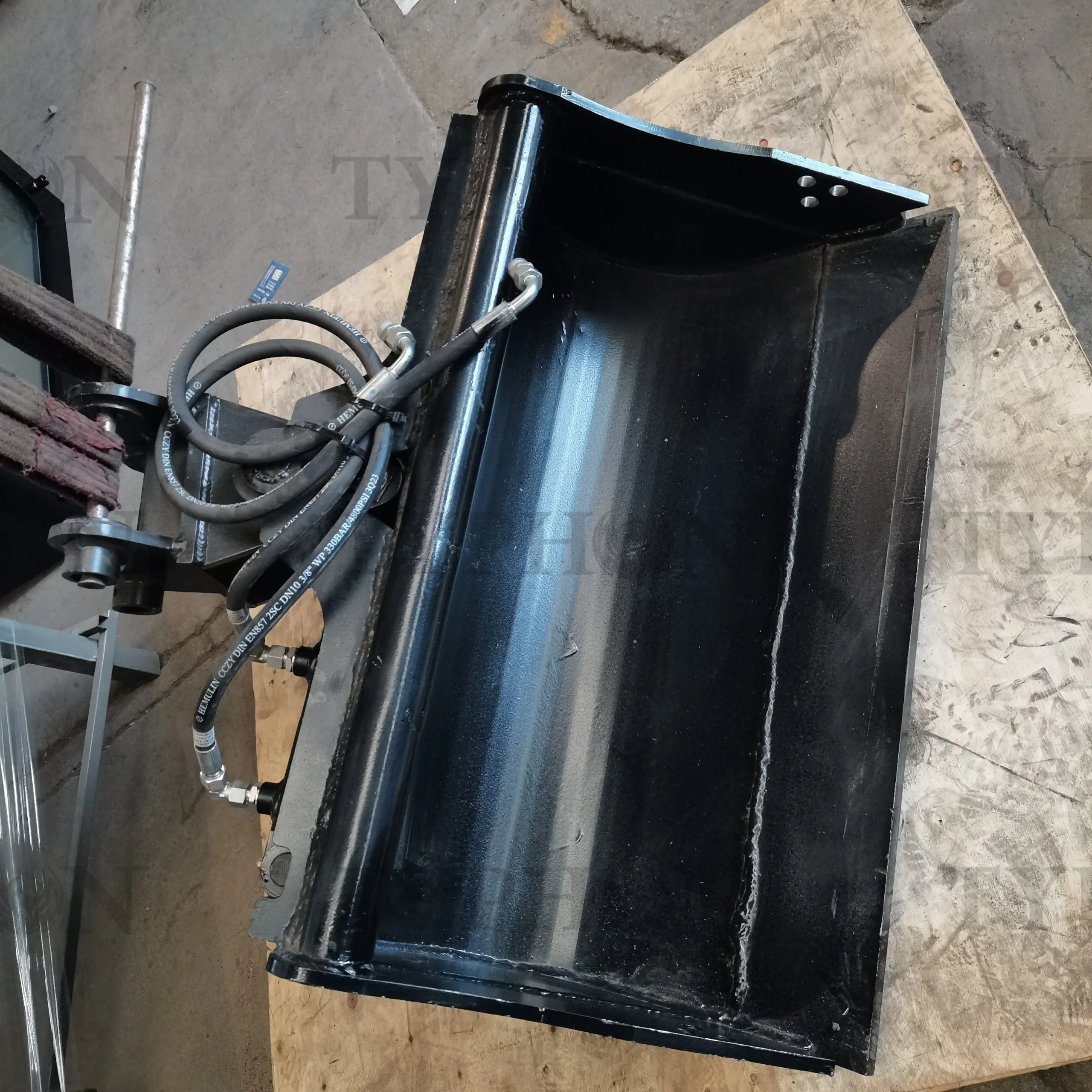 2.5 Ton Excavator Attachment Hydraulic Tilt Bucket 800mm Tilting Bucket 31 inch TERROR X2 PRO
