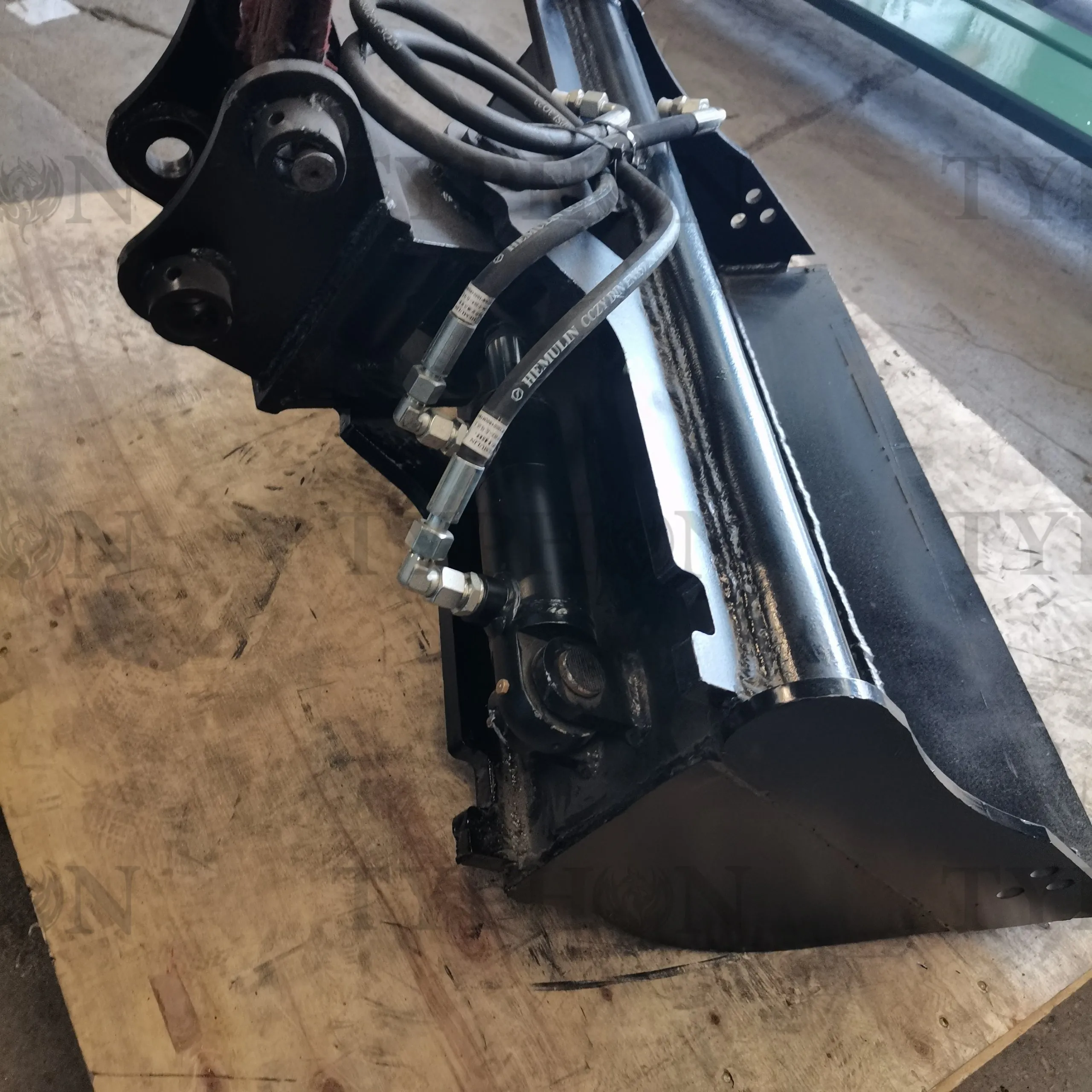 2.5 Ton Excavator Attachment Hydraulic Tilt Bucket 800mm Tilting Bucket 31 inch TERROR X2 PRO